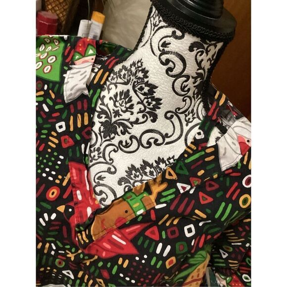 Christmas Scrub Top Size: 2XL - Picture 5 of 5